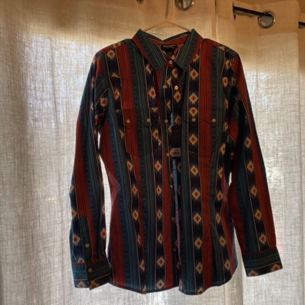 Wrangler retro Perl snap shirt.